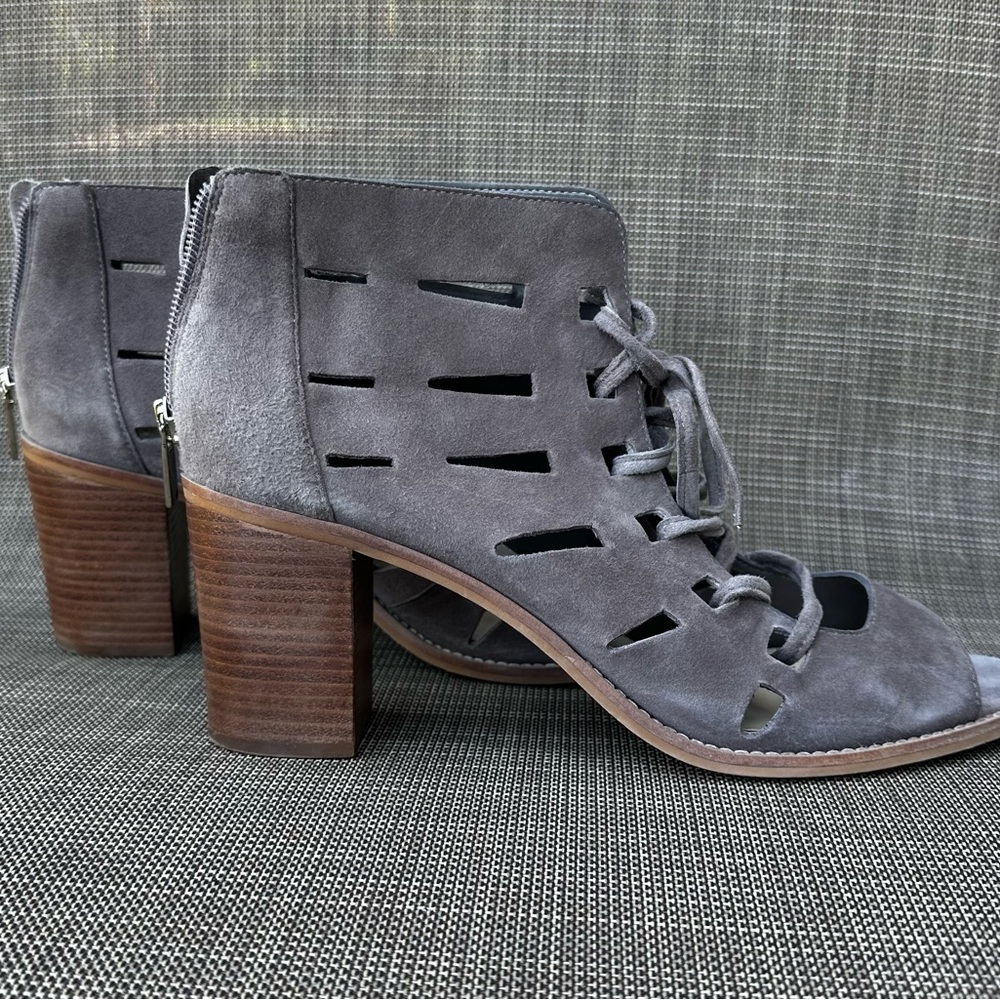 Euc Vince Camuto Tressa Taupe Open Toe Perforated… - image 2